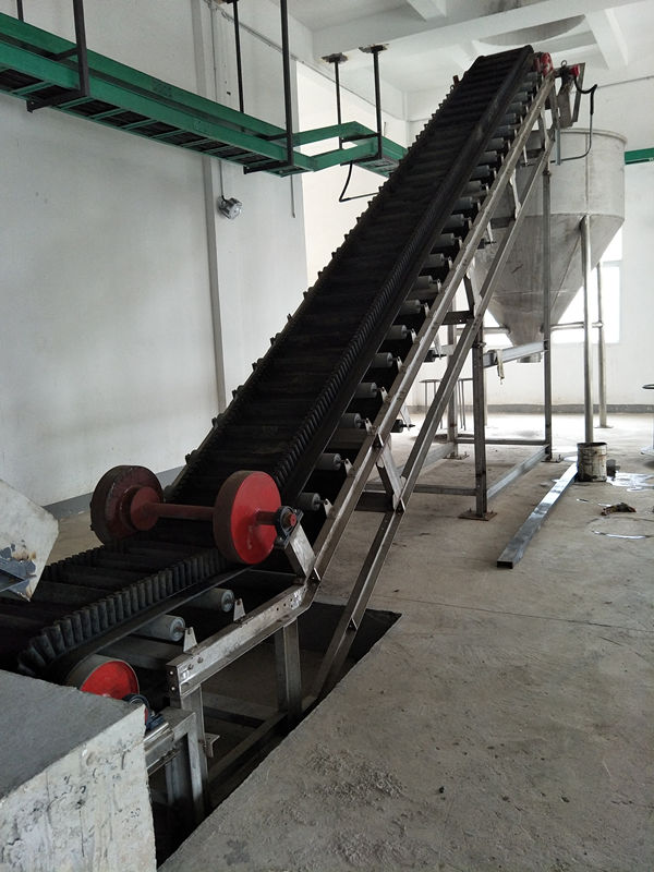 江西鋰（lǐ）電池廠大傾角（jiǎo）皮帶機